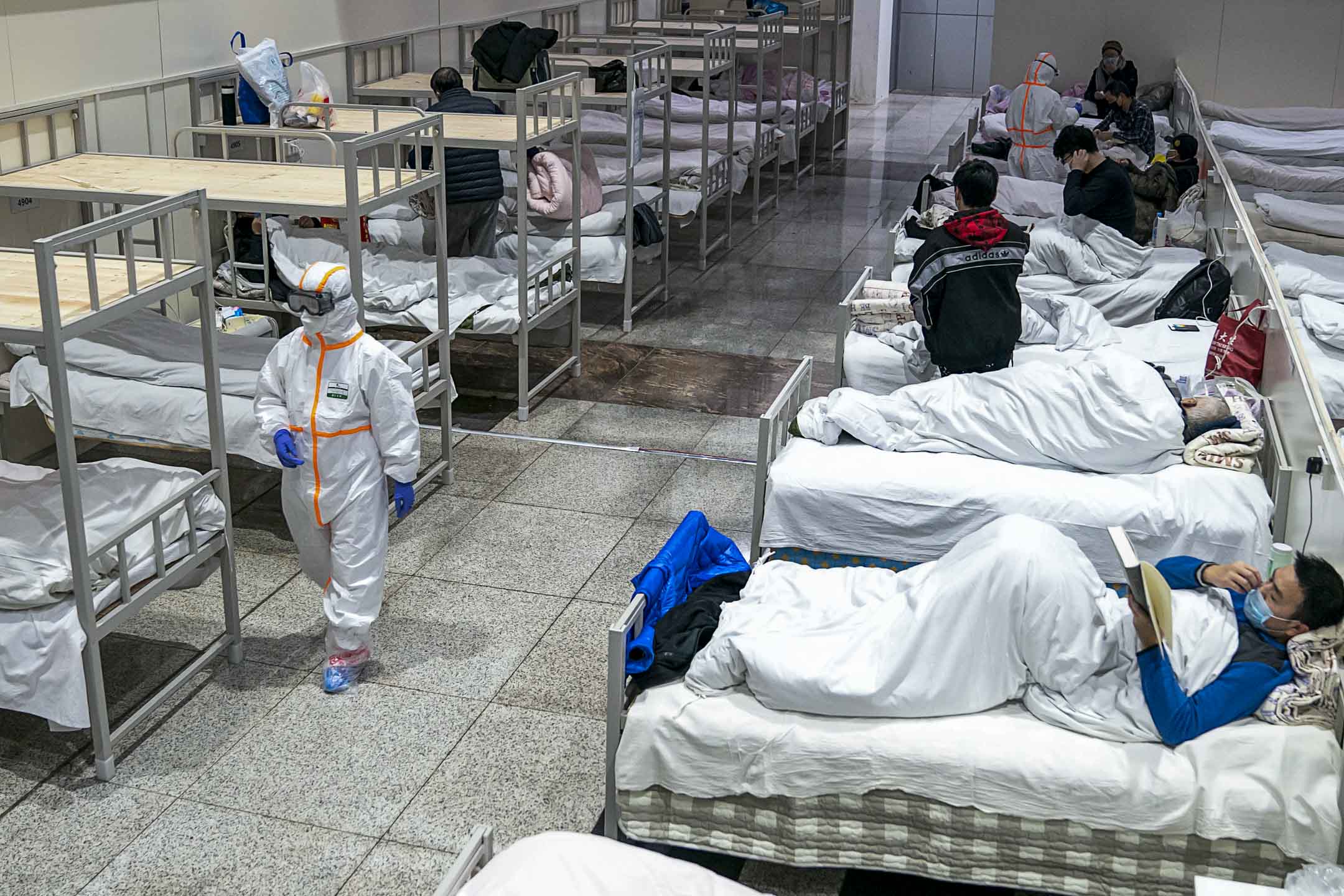 2020年2月5日,武漢市一個大型臨時醫院提供了3,000張床位,提供冠狀病毒病人作臨時治療的地方。