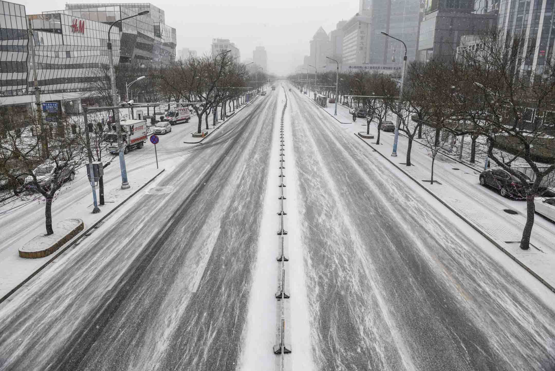 2020年2月5日,北京一条空荡荡的街道。因为肺炎疫情影响,中国不少公司与工厂都停工,商户停业,大量市民也不敢上街消费,多方面都对经济造成严重影响。