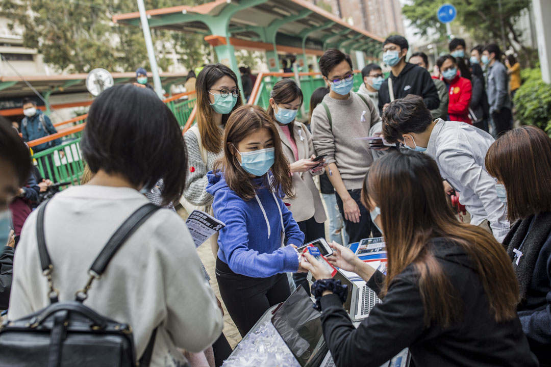 2020年2月3日，屯門醫院醫護罷工的街站有不少罷工醫護正在輪候登記，不少人佩戴白絲帶為記。