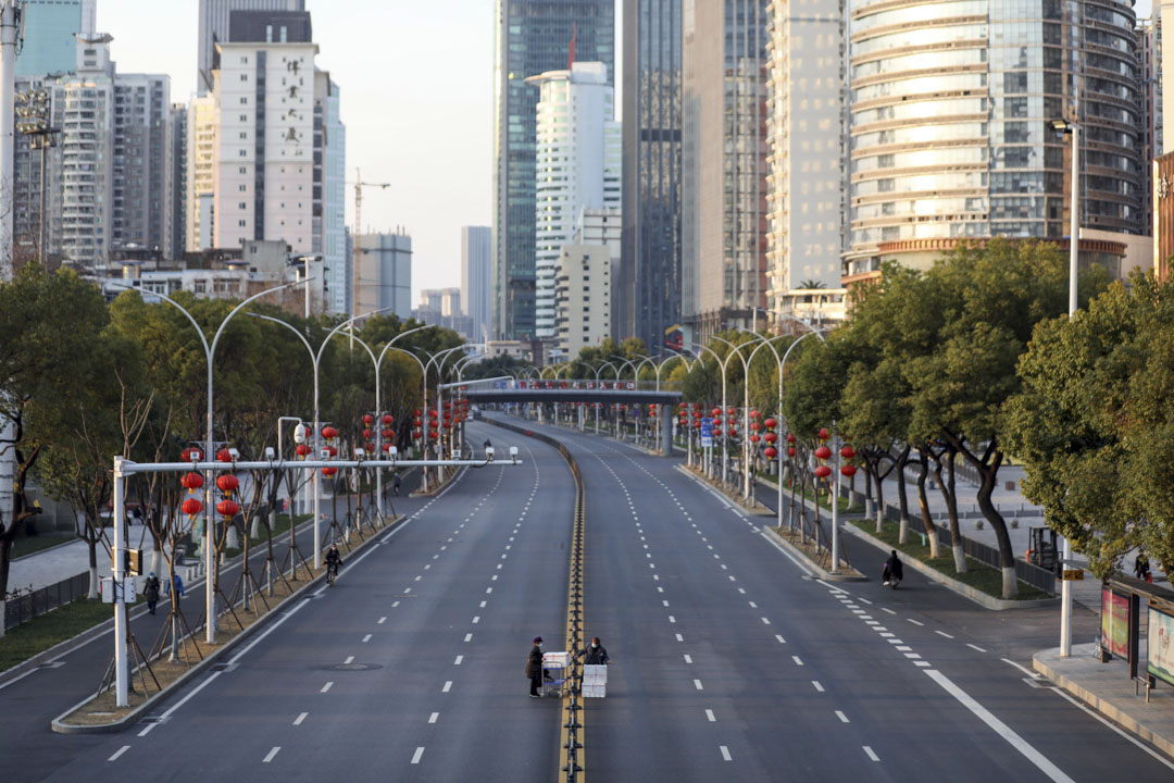 2020年2月20日,武漢兩名工人在協和醫院外的路上運送貨物。