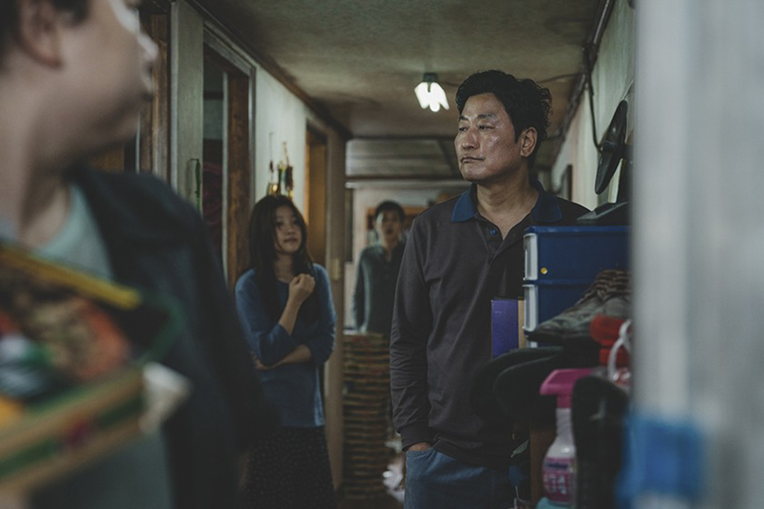 《上流寄生族》电影剧照 。
