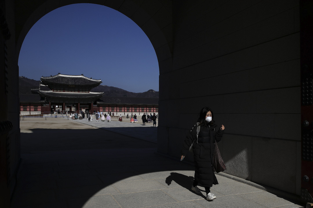 2020年2月3日,首爾景福宮外,一名女子戴著口罩。