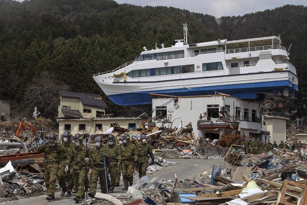 2011年4月25日,日本自衛隊成員在岩手縣搜索地震和海嘯的遇難者遺體。