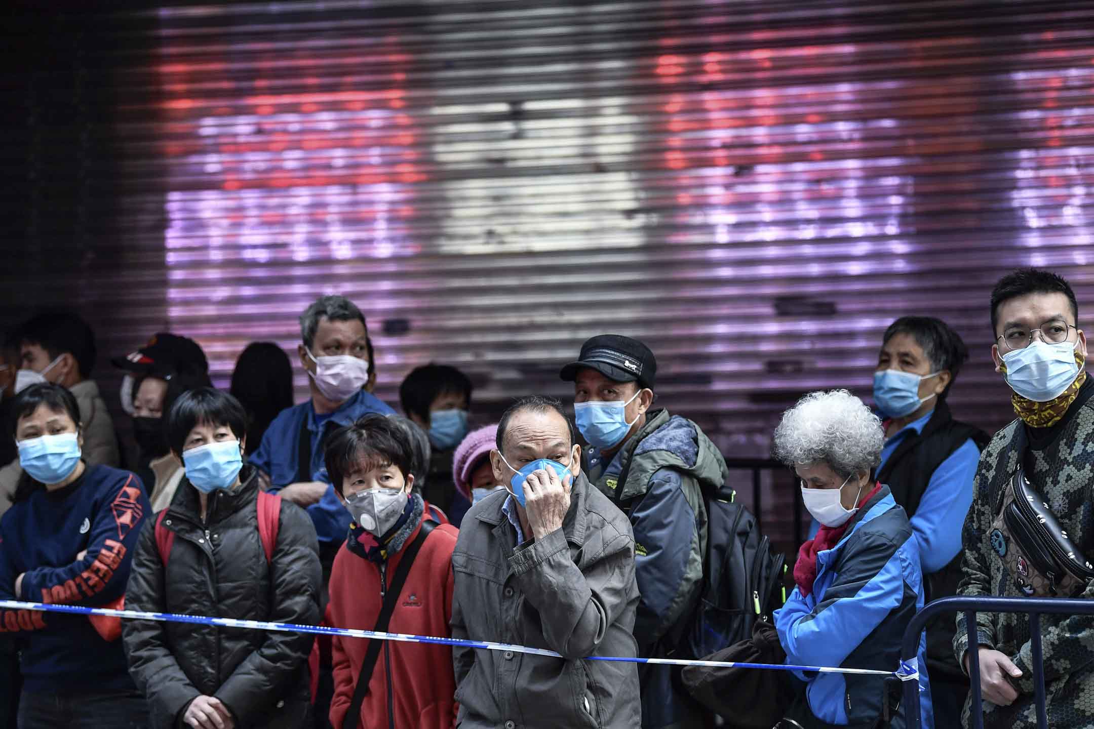 2020年2月1日,廣州,市民在商店外排隊買口罩。