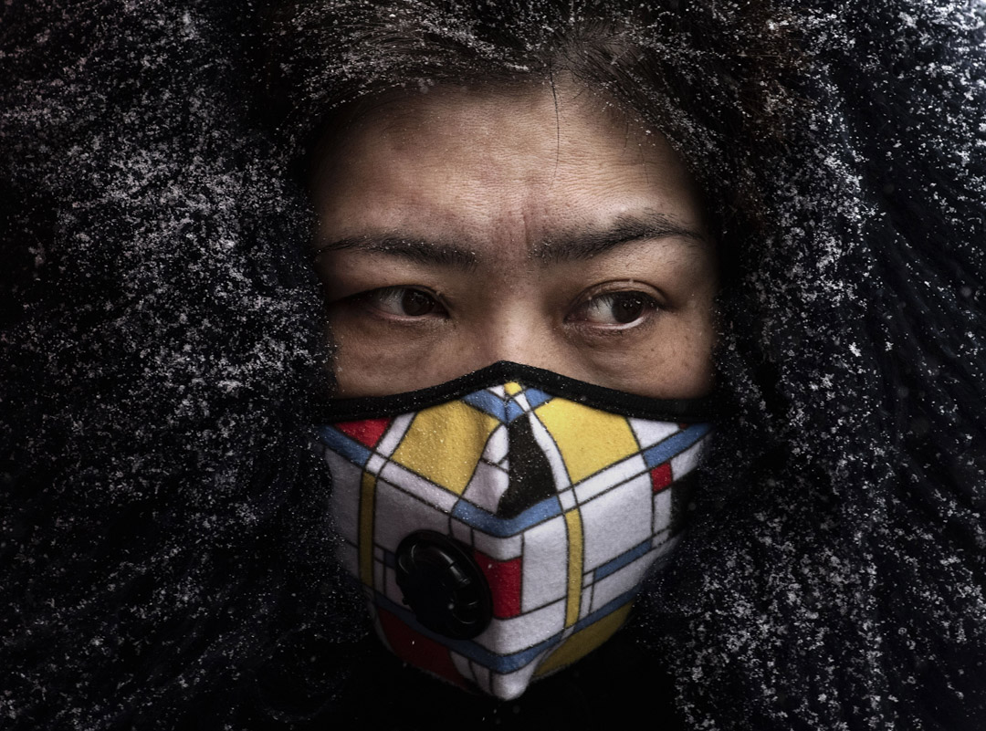 2020年2月6日,北京一名婦女戴著防護口罩。