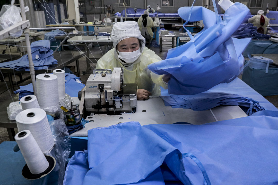 2020年1月27日,江蘇省南通市一名工人正在製作醫療用的保護衣,以應付中國當前的醫療需求。