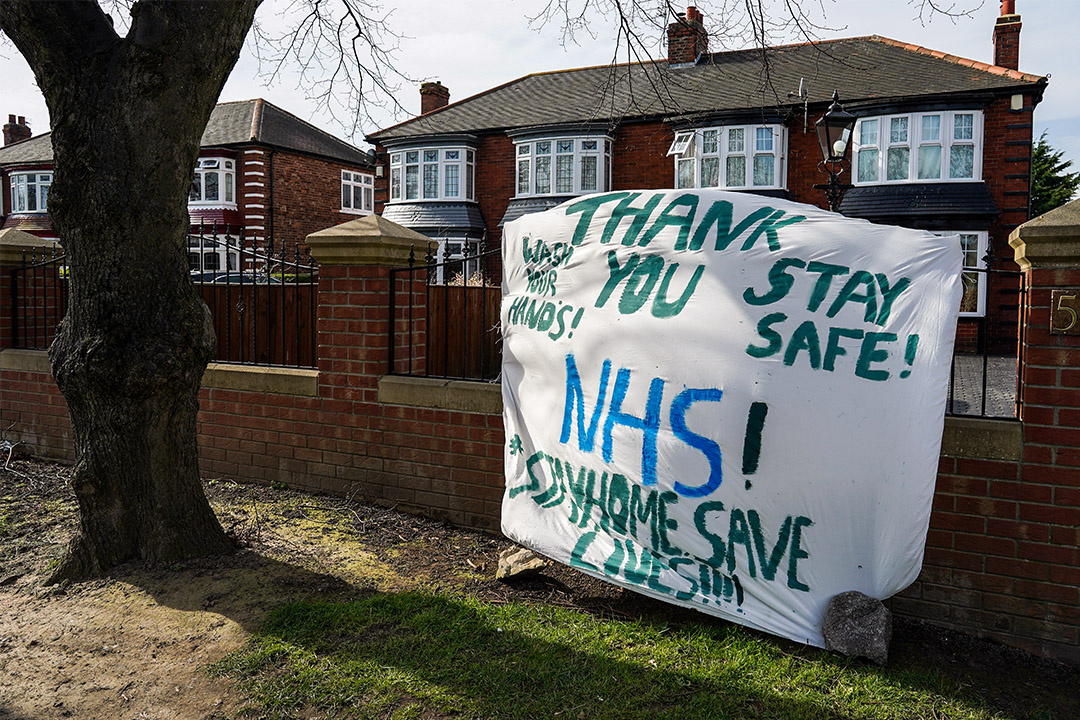 2020年3月24日英国米德尔斯伯勒,在2019冠状病毒流行之时,支持NHS医护人员的横幅挂在詹姆斯库克大学医院外。