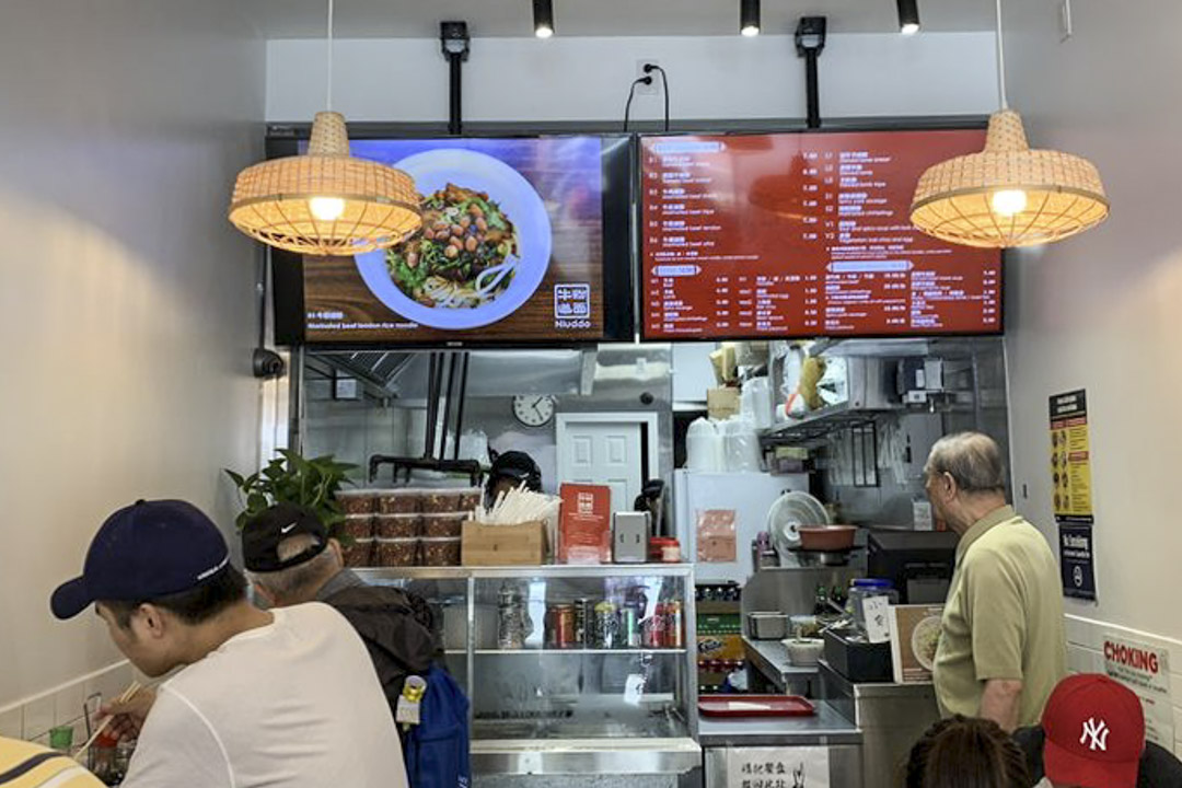 Betty将“贵州牛肉米粉”换了名字“牛道”,英文名是Niuddo, 与面条“noodle”一语双关。