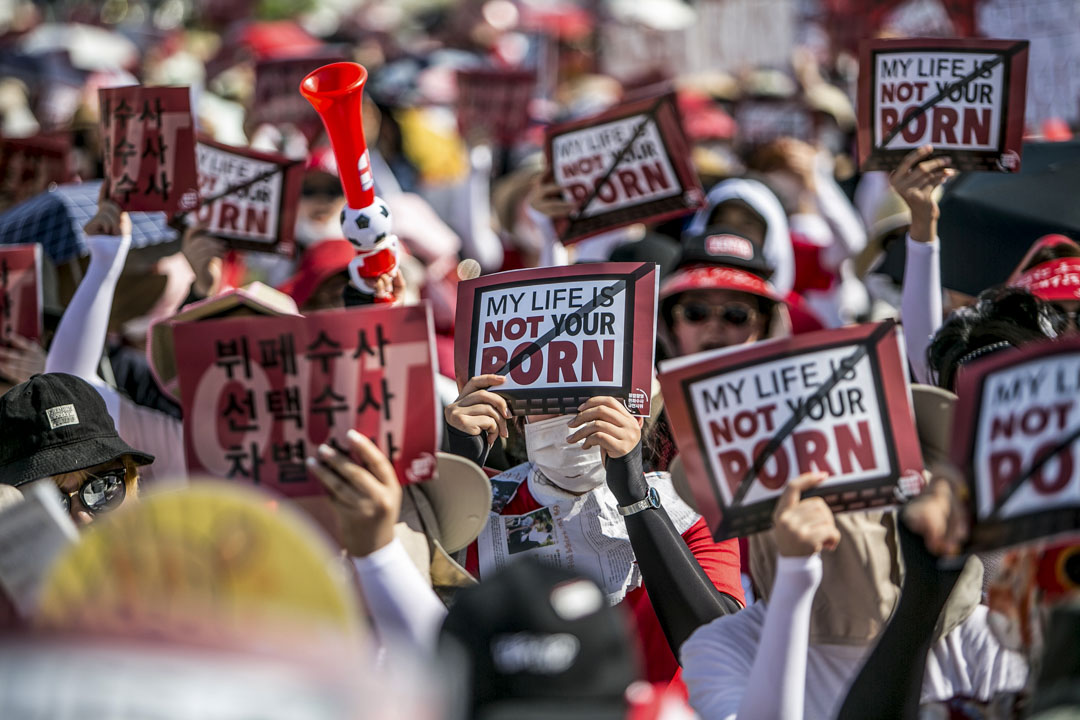 2018年8月4日,南韓首爾超過4萬名婦女舉行抗議,敦促政府採取措施解決涉及偷拍色情照片的罪案問題 。