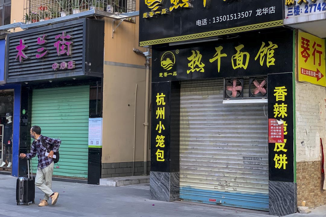3月下旬,不少工人已经从外地回到三和,商店还没有营业。