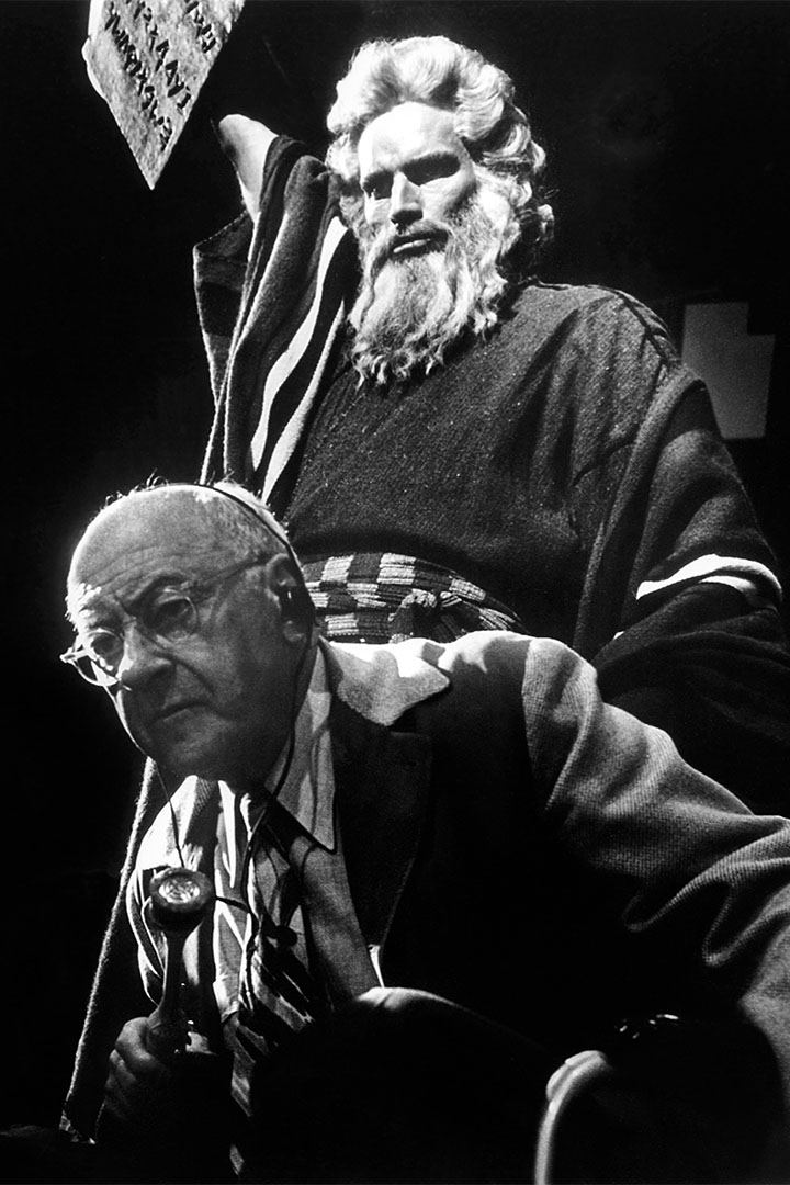 美國演員Charlton Heston與導演Cecil B. DeMille在一起拍攝電影《十誡》。