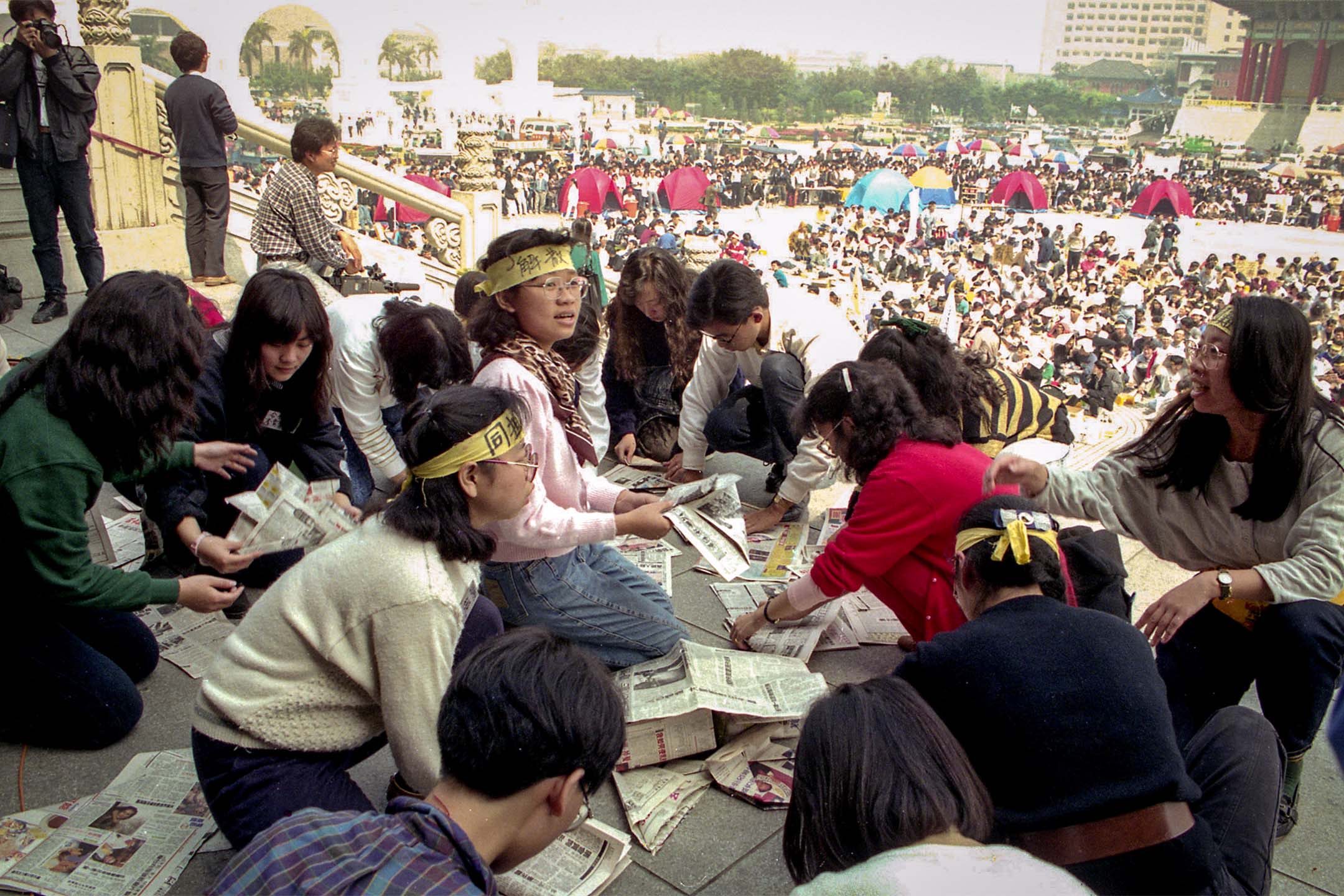 1990年3月20日上午阳光普照,野百合学运学生在中正纪念堂广场上的情况,他们静坐并用报纸制作帽子遮太阳。摄:郭日晓/中央社