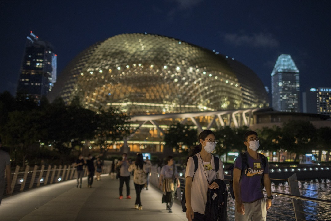 2020年2月7日,新加坡个主要旅游景点,不少市民都戴著防护口罩。