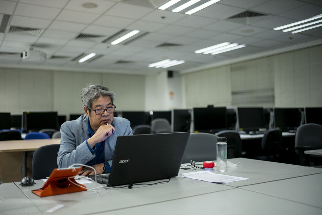 2020年3月19日,近年在香港浸会大学硕士班当兼职讲师的施永远在校园内的电脑室向学生遥距教学。