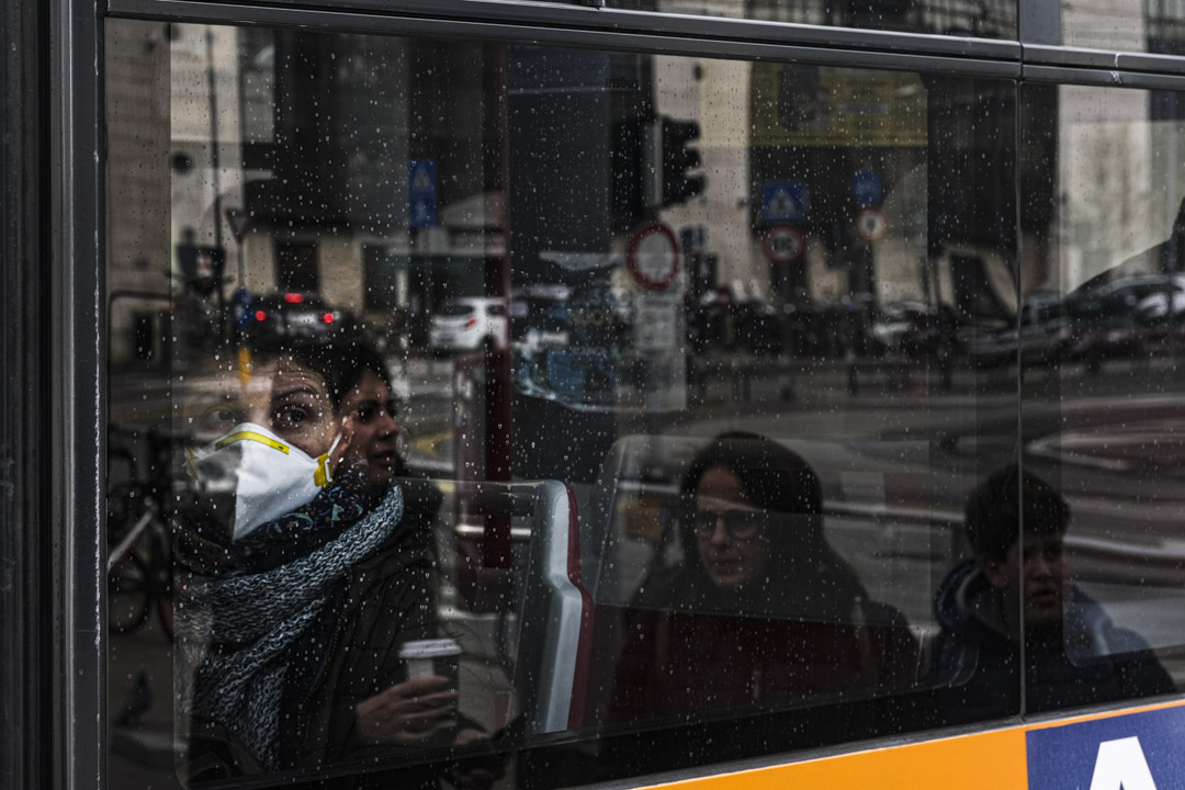 2020年2月24日,意大利帕多瓦(Padova)的公共汽車和火車站的遊客和市民都戴著防護口罩。