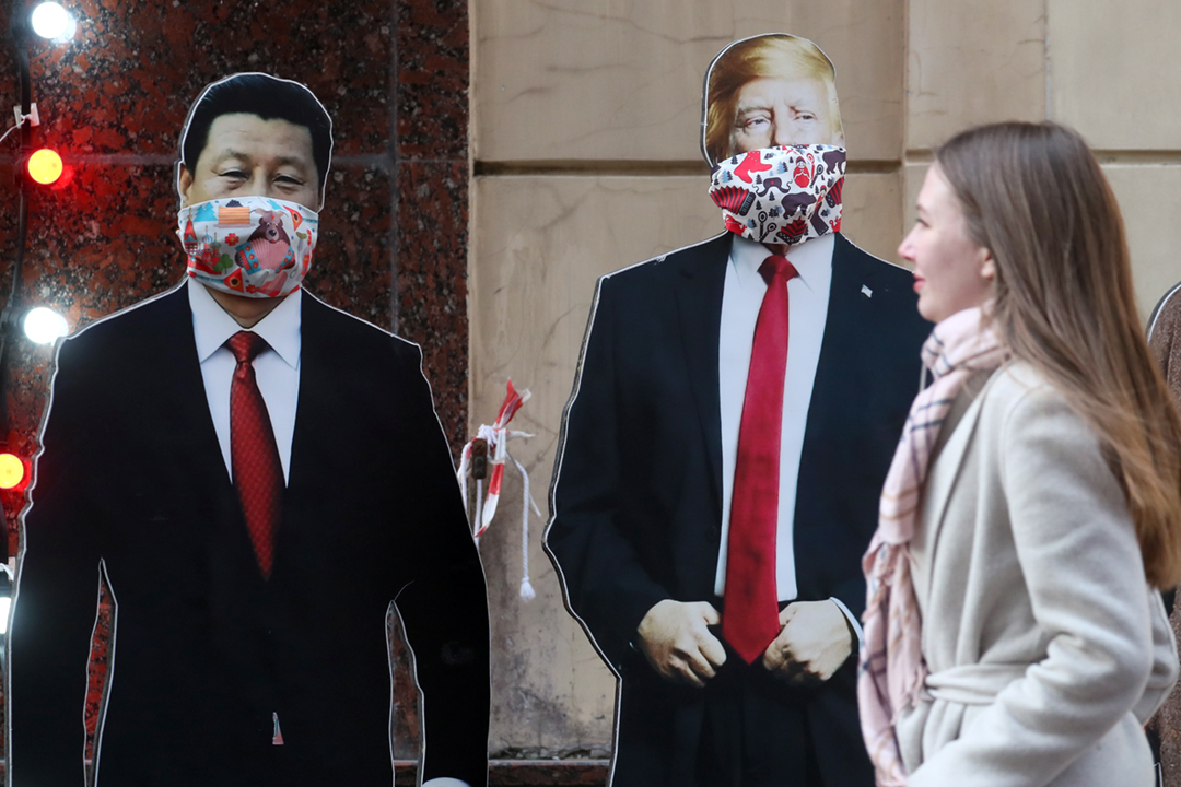 2020年3月20日,俄罗斯莫斯科街头出现美国总统特朗普及中国国家主席习近平的纸板肖像,肖像带上口罩。