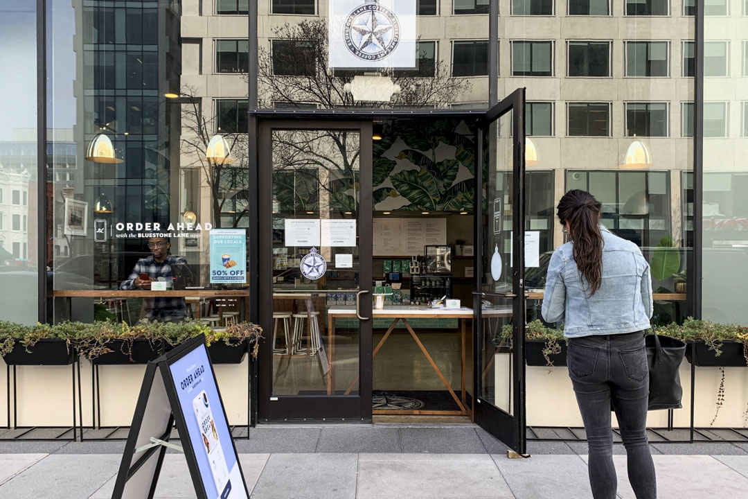 華盛頓特區的餐廳和咖啡館已經不提供堂食服務,一家店將餐桌擋在入口處,顧客只能在門外點餐。