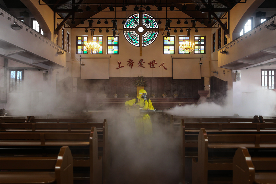 2020年3月6日,一名工人在中國湖北省武漢市的教堂進行消毒。