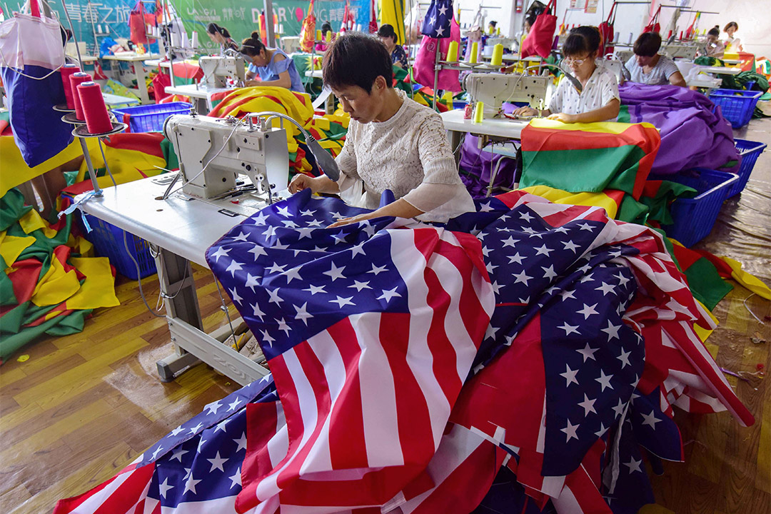 2018年7月13日,中国安徽省阜阳市的中国员工在一家工厂缝制美国国旗。