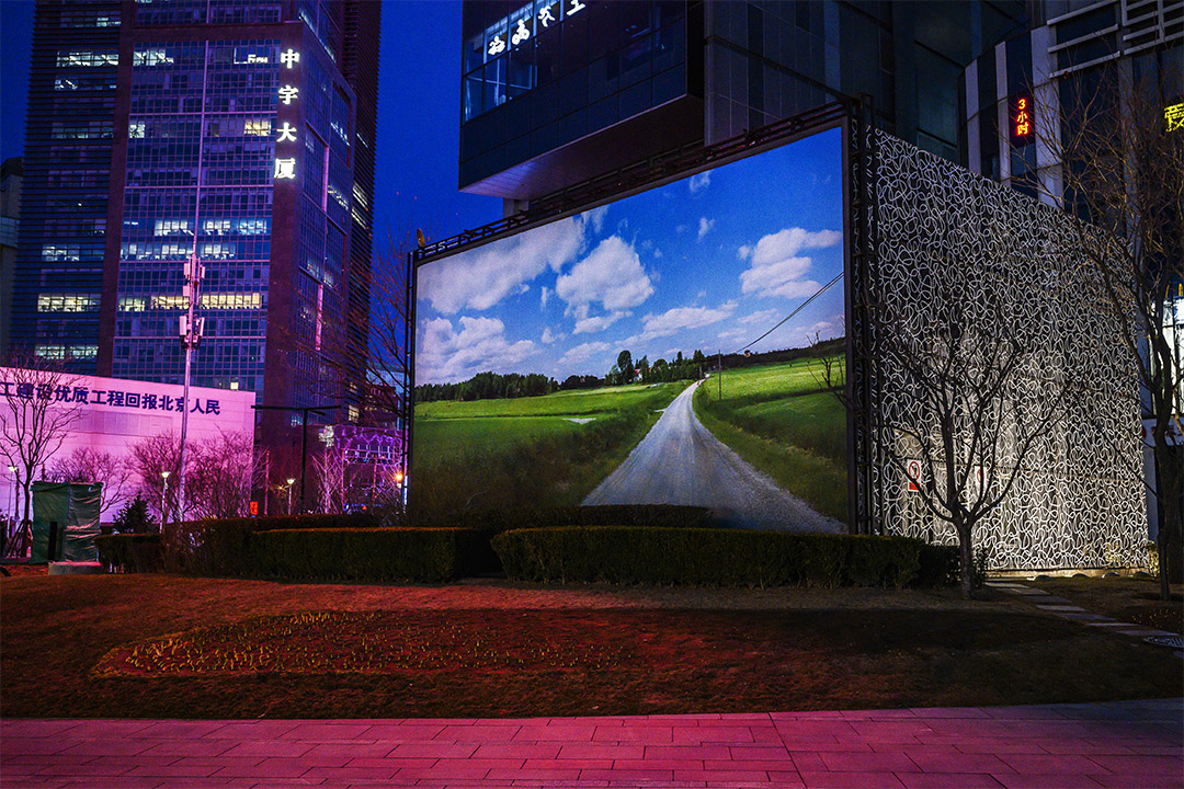 2020年3月10日一个平常繁忙的北京商城，一个广告牌放置在无人的街道。