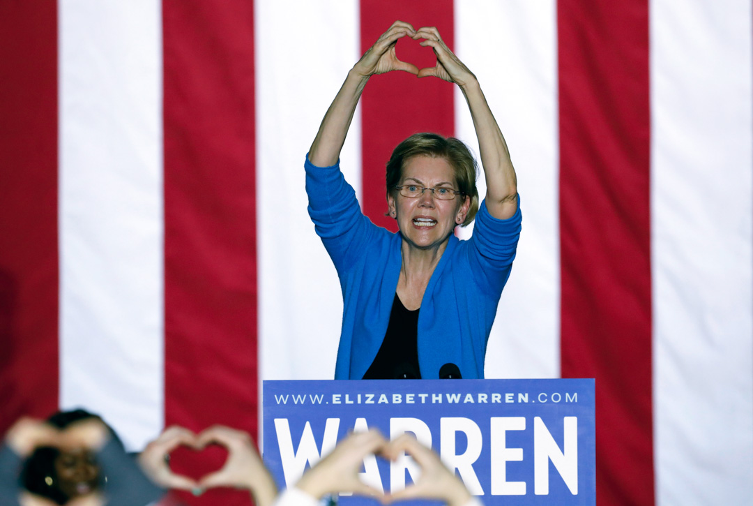 在2020年3月3日,民主党总统参选人沃伦(Elizabeth Warren)在密歇根州底特律的竞选集会上发表讲话。