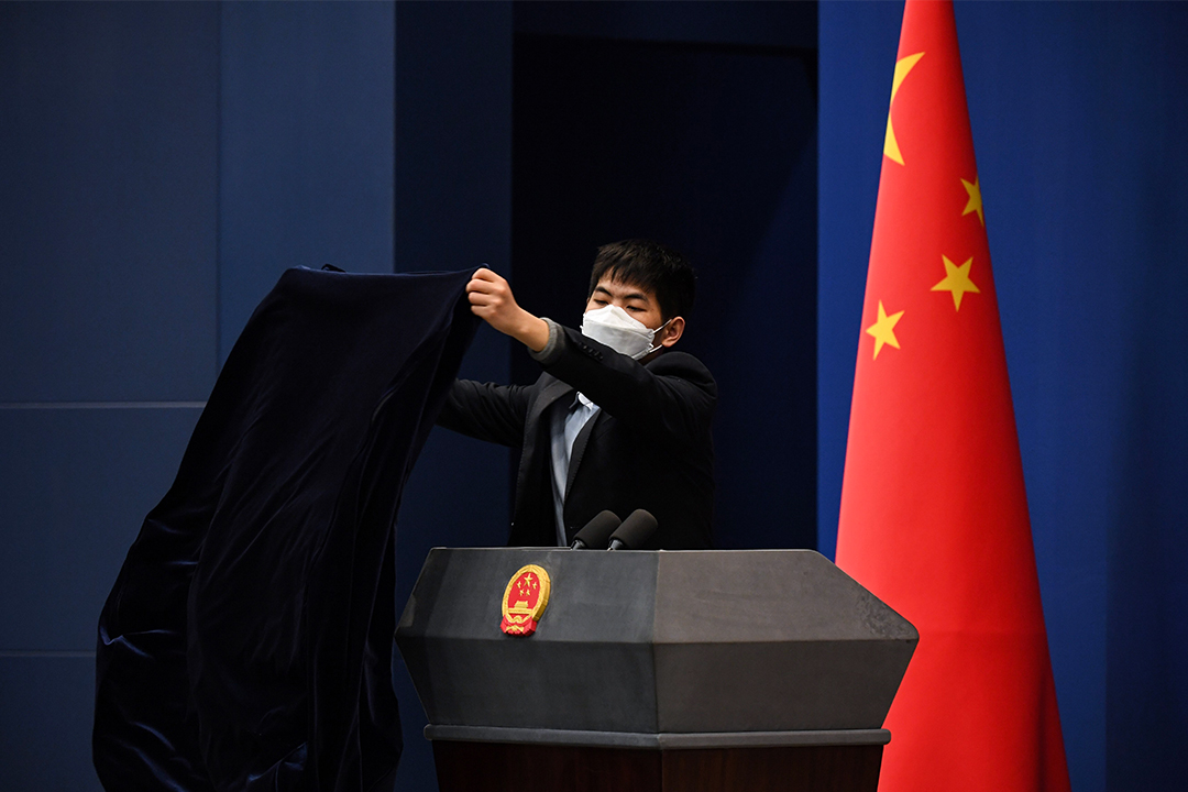 2020年3月18日,北京外交部舉行的記者會,一名工作人員戴著口罩以預防新型冠狀病毒。
