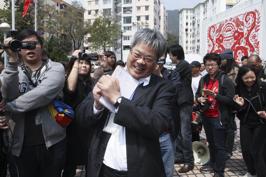 2013年3月15日,邓忍光管理引起港台不满,发起全台“不再忍光”行动,时任署任助理广播处长的施永远在其中一个行动上会见传媒。