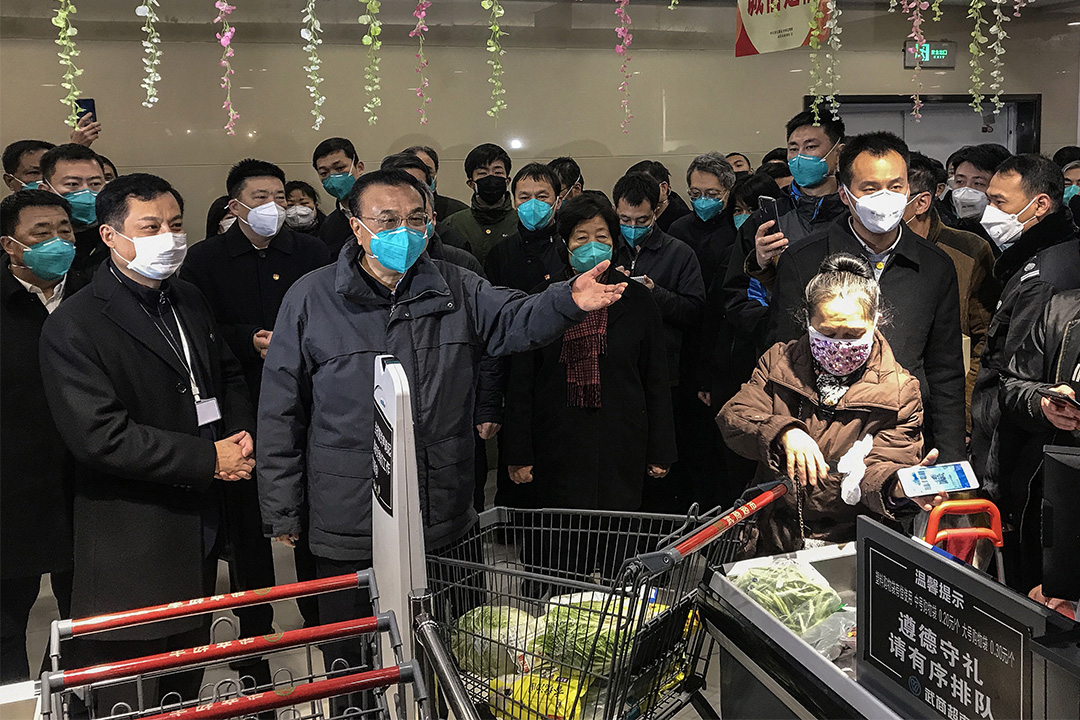 2020年1月27日湖北省武漢市,中國國務院總理李克強在一家超市時與當地居民交談。