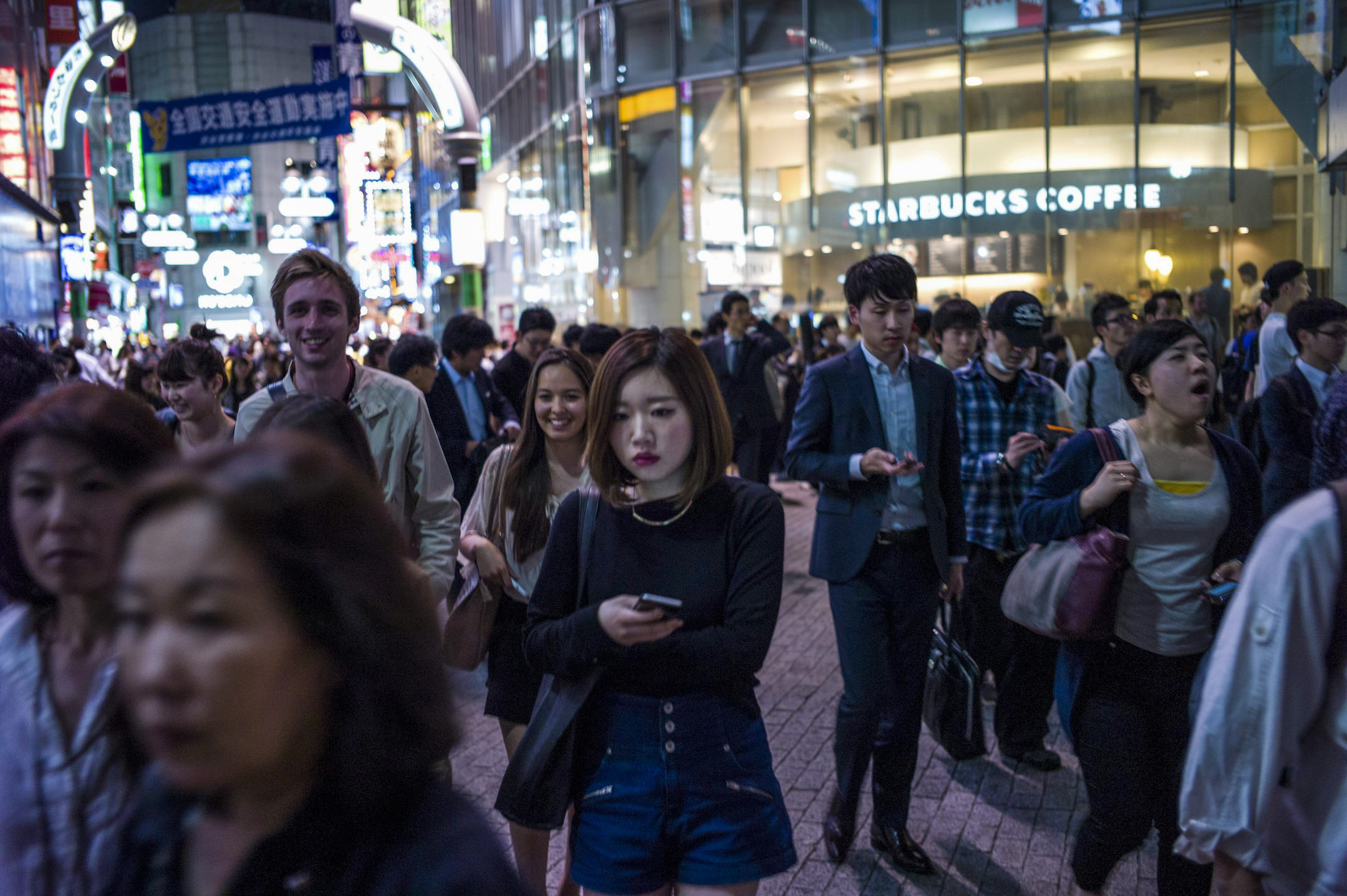 2015年,日本澀谷商店街上人來人往。