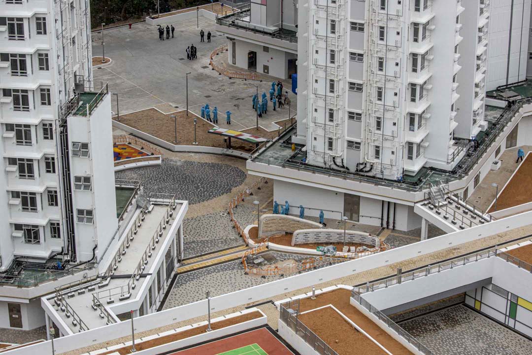 2020年2月20日,钻石公主号上无感染新型冠状病毒肺炎病征的港人,需入住火炭骏洋邨隔离检疫14日,政府人员在当天早上准备。
