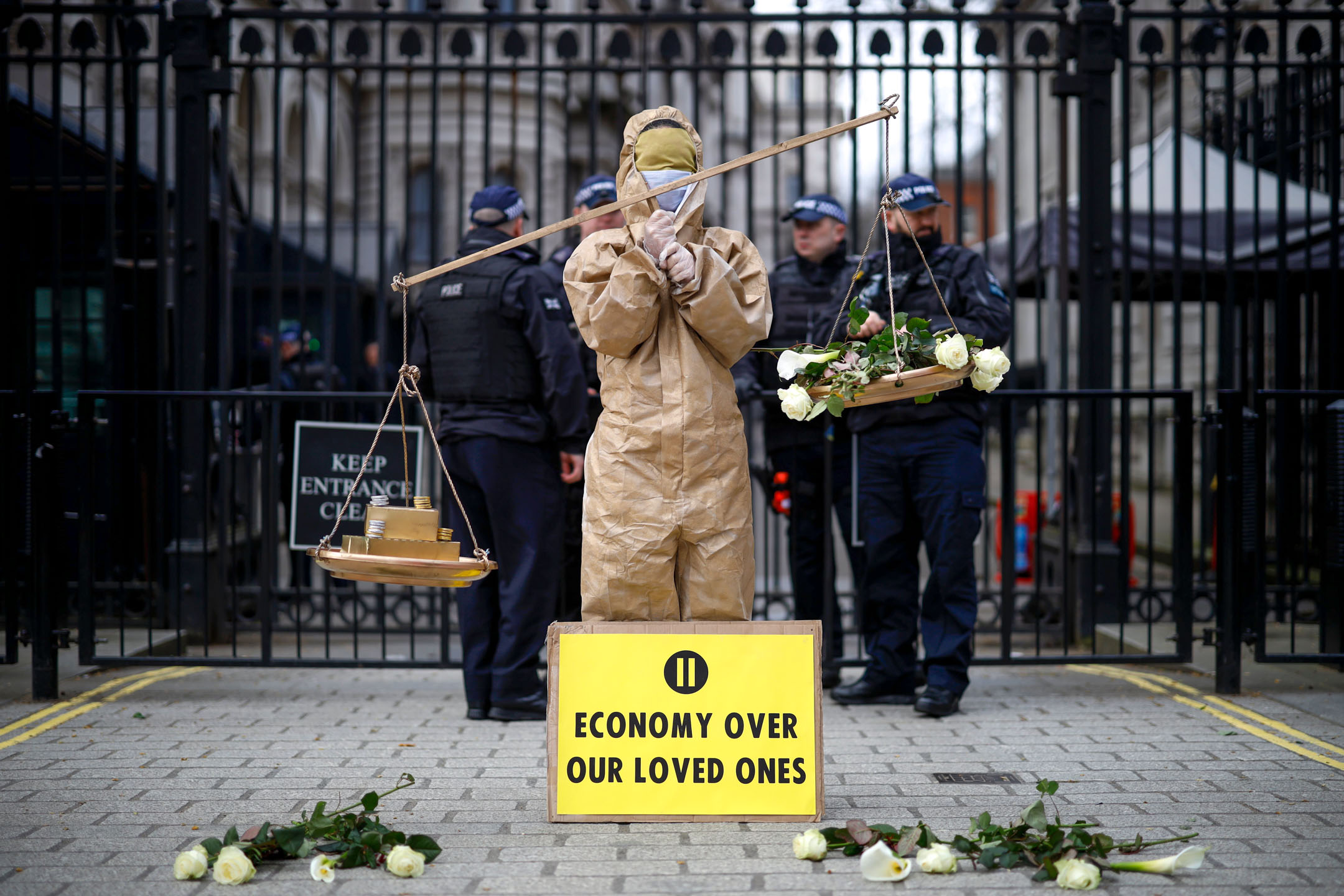 2020年3月17日,伦敦唐宁街的入口位置,示威者促请英国政府正视2019冠状病毒疫情的严重性。