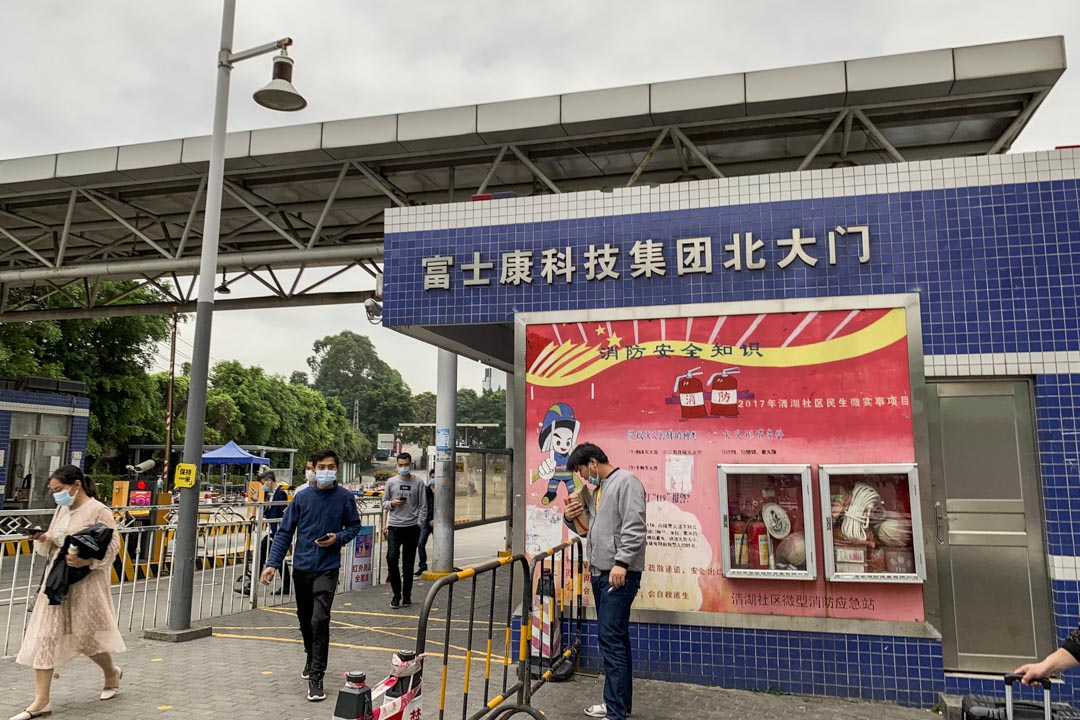 3月13日,下班时间的龙华富士康厂区大门口,已经恢复了往日的热闹。