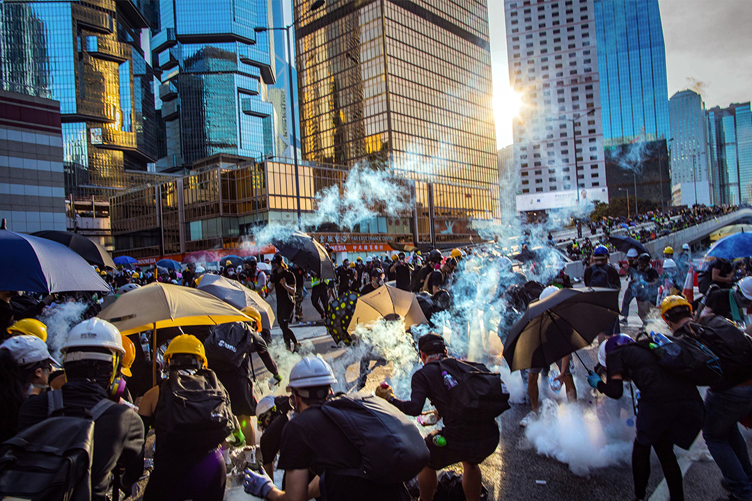 2019年8月6日香港反修例运动,香港金钟政府总部外,警方向占领马路的示威者施放催泪弹。