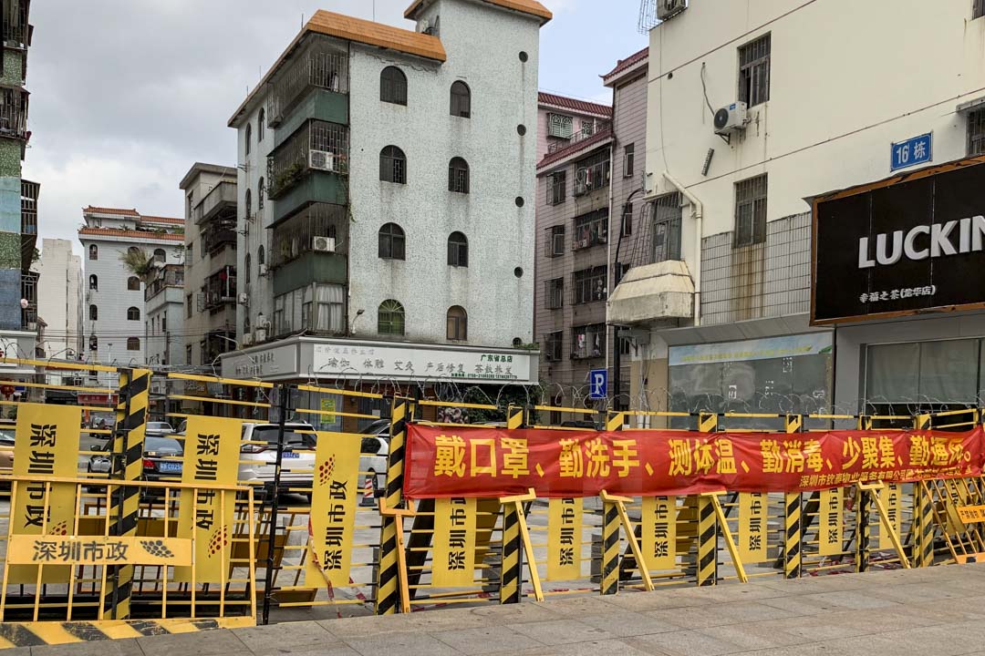 背靠三和人才市场的景乐新村,每个出入口都被封堵住。