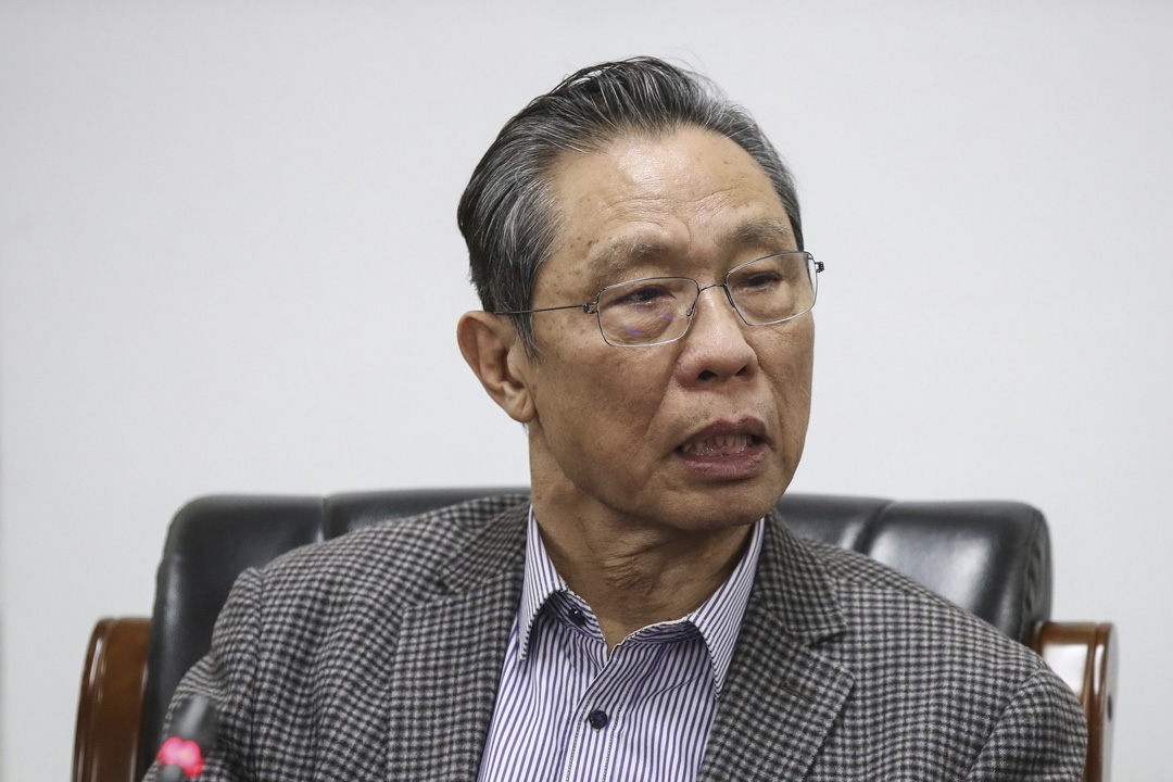2020年1月20日，國家衞健委高級別專家組組長鍾南山在北京的新聞發布會上發表新型冠狀病毒的講話。