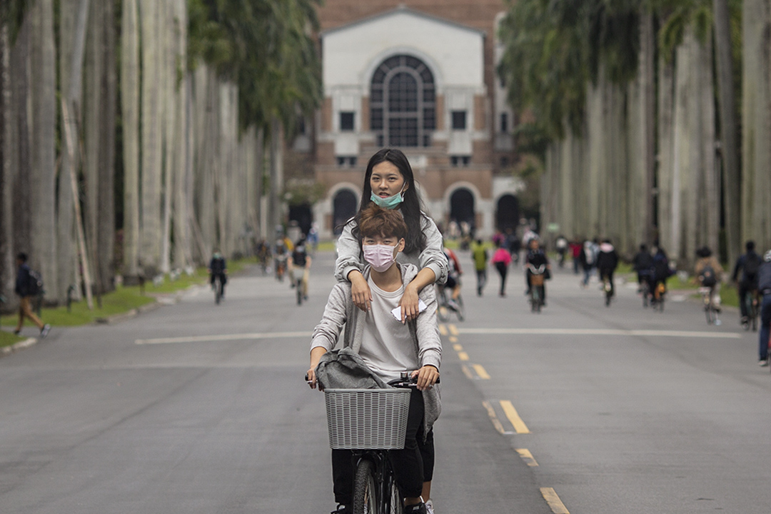 2020年3月6日,國立臺灣大學椰林大道上學生在騎著自行車。
