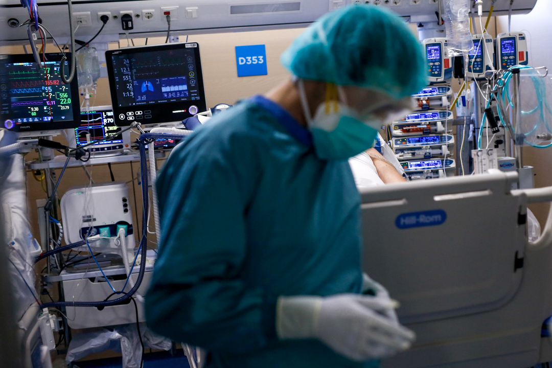 2020年4月6日,加泰罗尼亚一所医院里,医护人员准备去接触2019冠状病毒的患者。