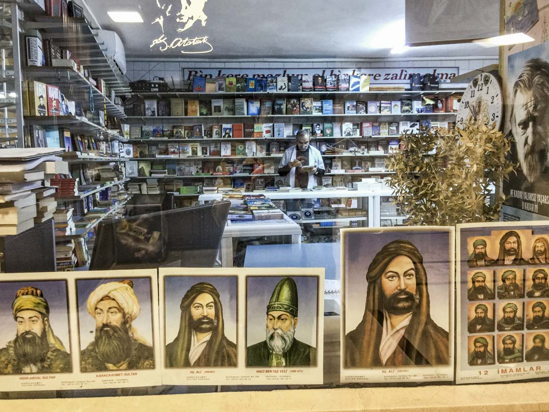 Karacaahmet Cemevi的書店。