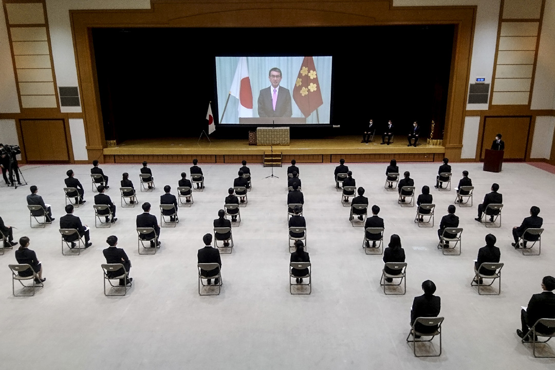 2020年4月1日,日本防衛省的新員工坐在椅上觀看國防部長河野太郎的視頻直播。