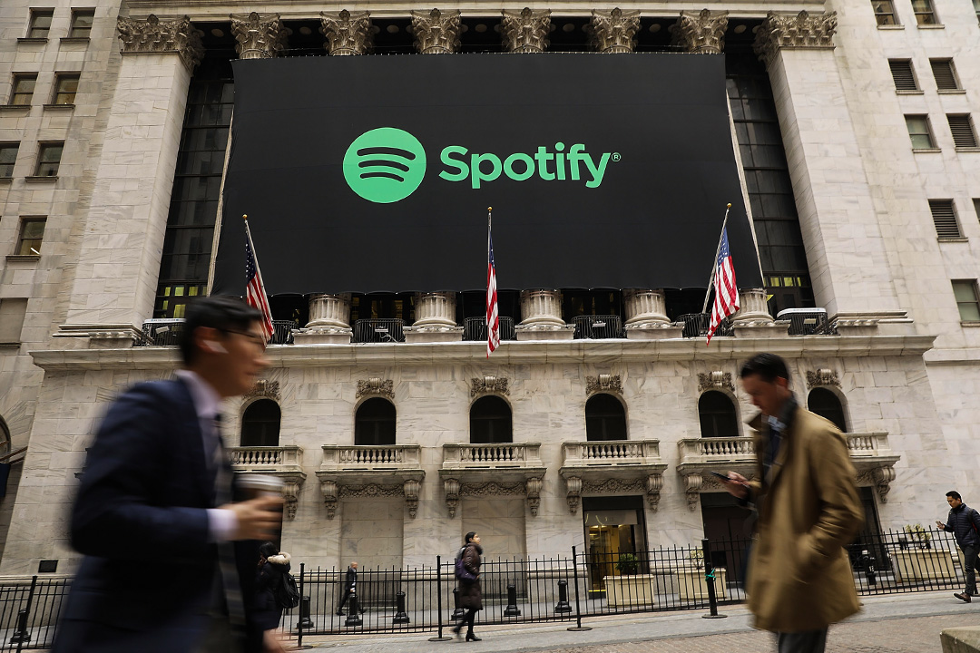 2018年4月3日紐約,Spotify的橫幅從紐約證券交易所掛起。