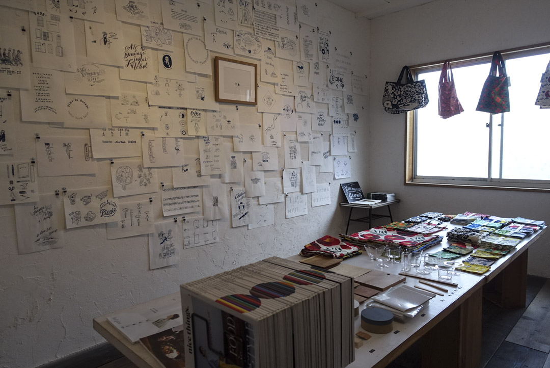 日本不少書店都設有展覽空間,店主視之為表現的媒介外,不同的個展及專題展,還會為書店招來不同的客人。