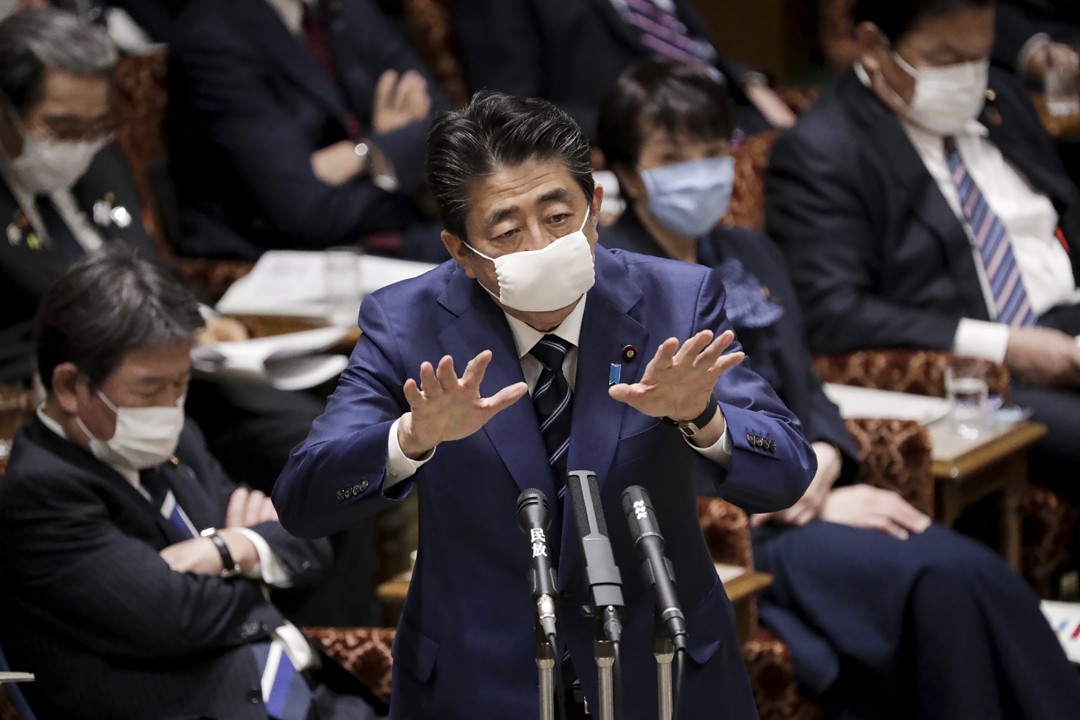 2020年4月1日,日本首相安倍晉三出席東京國會舉行的上議院會議時戴著口罩。