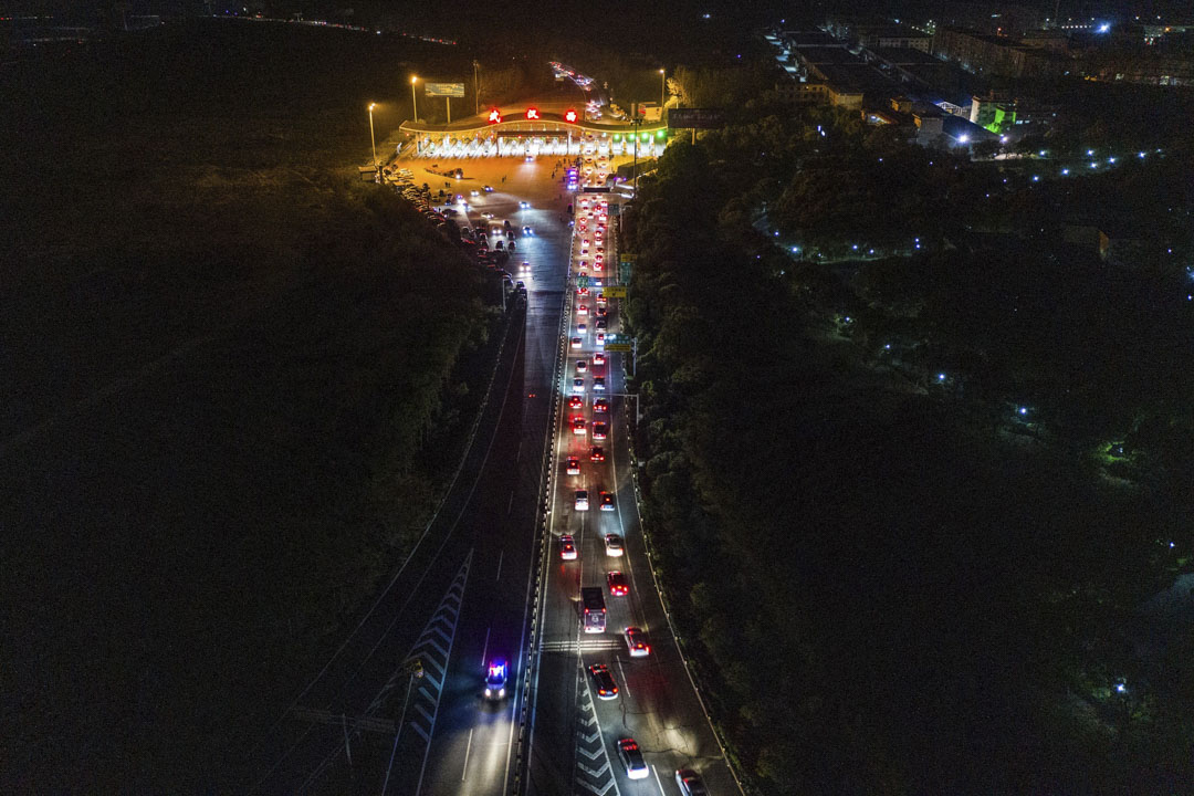 2020年4月8日，武漢解封第一天的一個高速公路收費站，長長的車龍排隊等候離開。