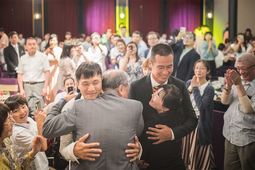 一對跨國同志戀人,日本人AZ(右)與台灣人盈任(左)於2019年5月26日舉辦婚禮接受親友祝福。