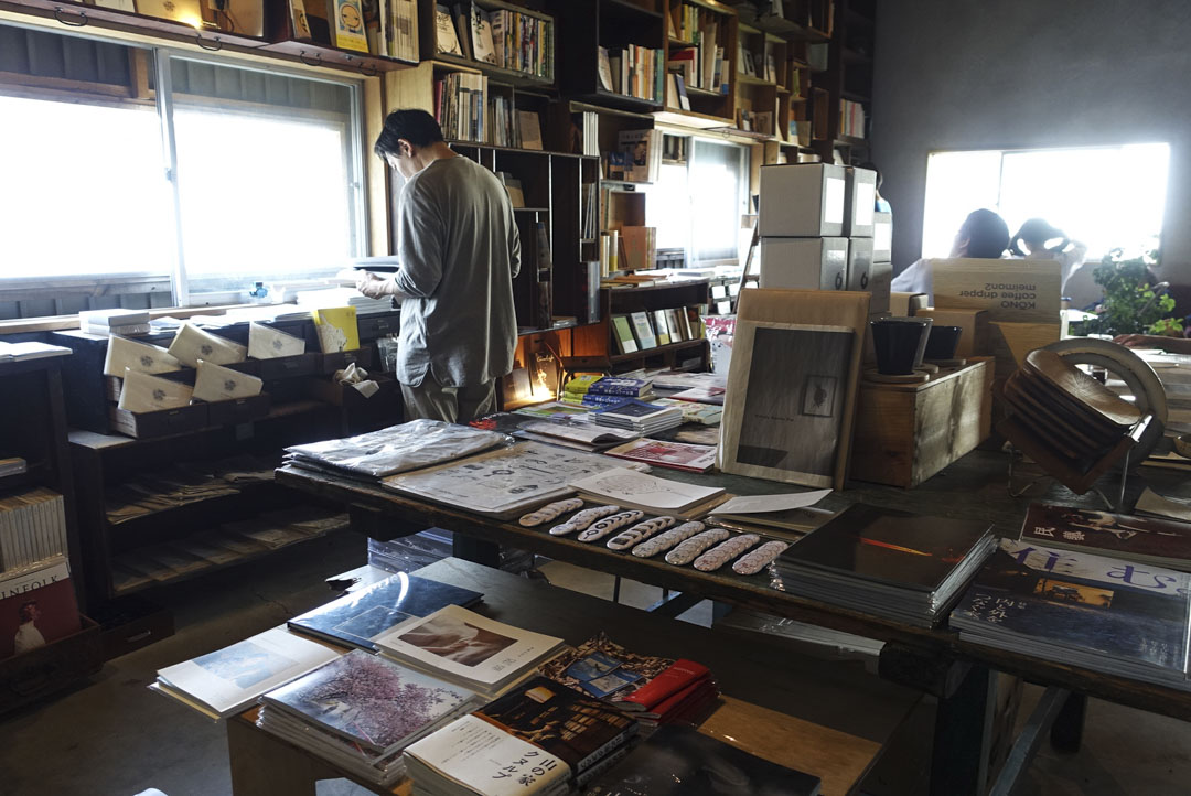 栞日的書店空間設在二樓,店內搜羅了很多獨立出版的刊物,填補了原本松本市的文化生活缺少的一塊。