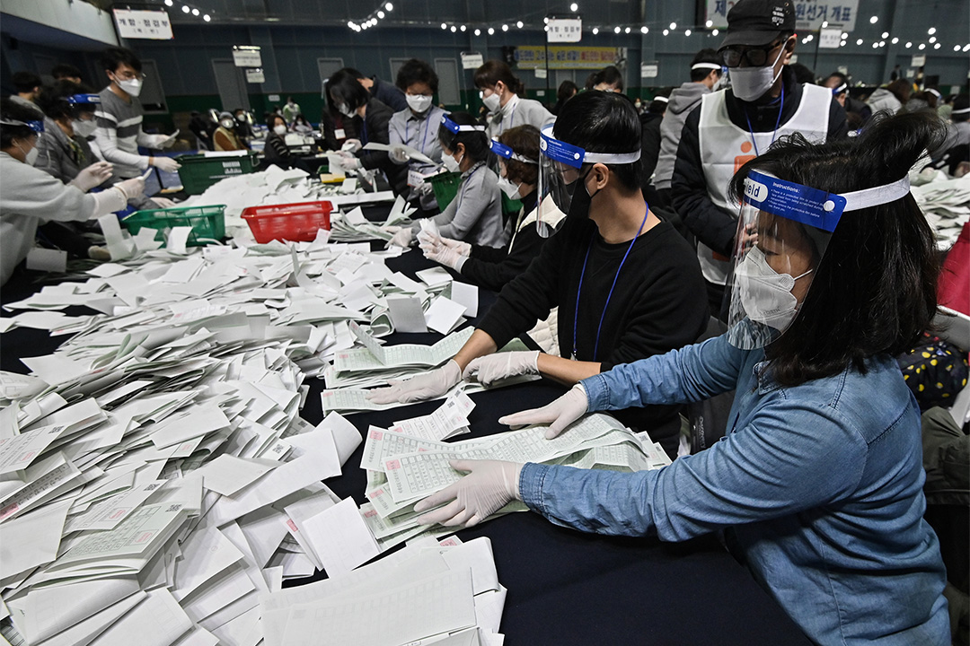 2020年4月15日,南韓選舉官員在首爾體育館舉行的議會選舉進行點票。