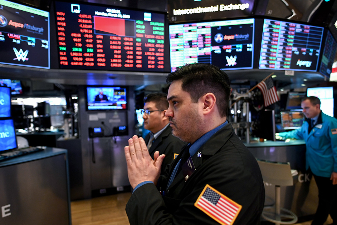 2020年3月16日,交易员在纽约华尔街纽约证券交易所(NYSE)内工作。