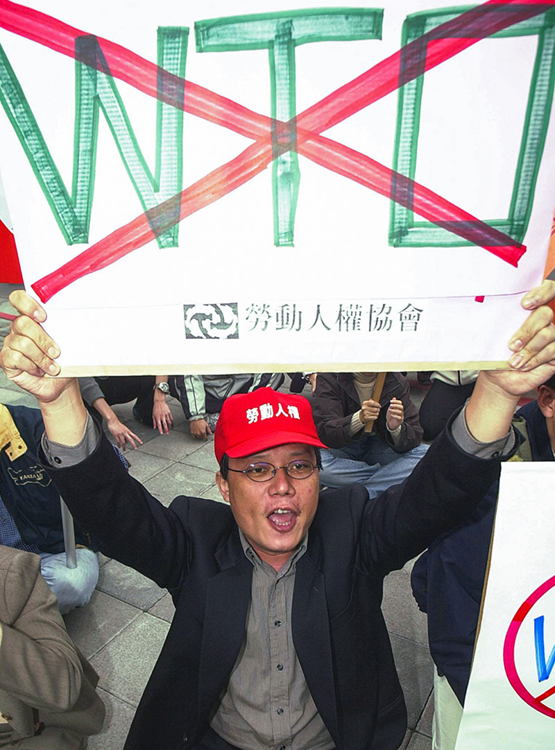 2001年11月16日,來自勞工權益組織的一名男子在台灣國會外示威,抗議台灣加入世界貿易組織(WTO)。