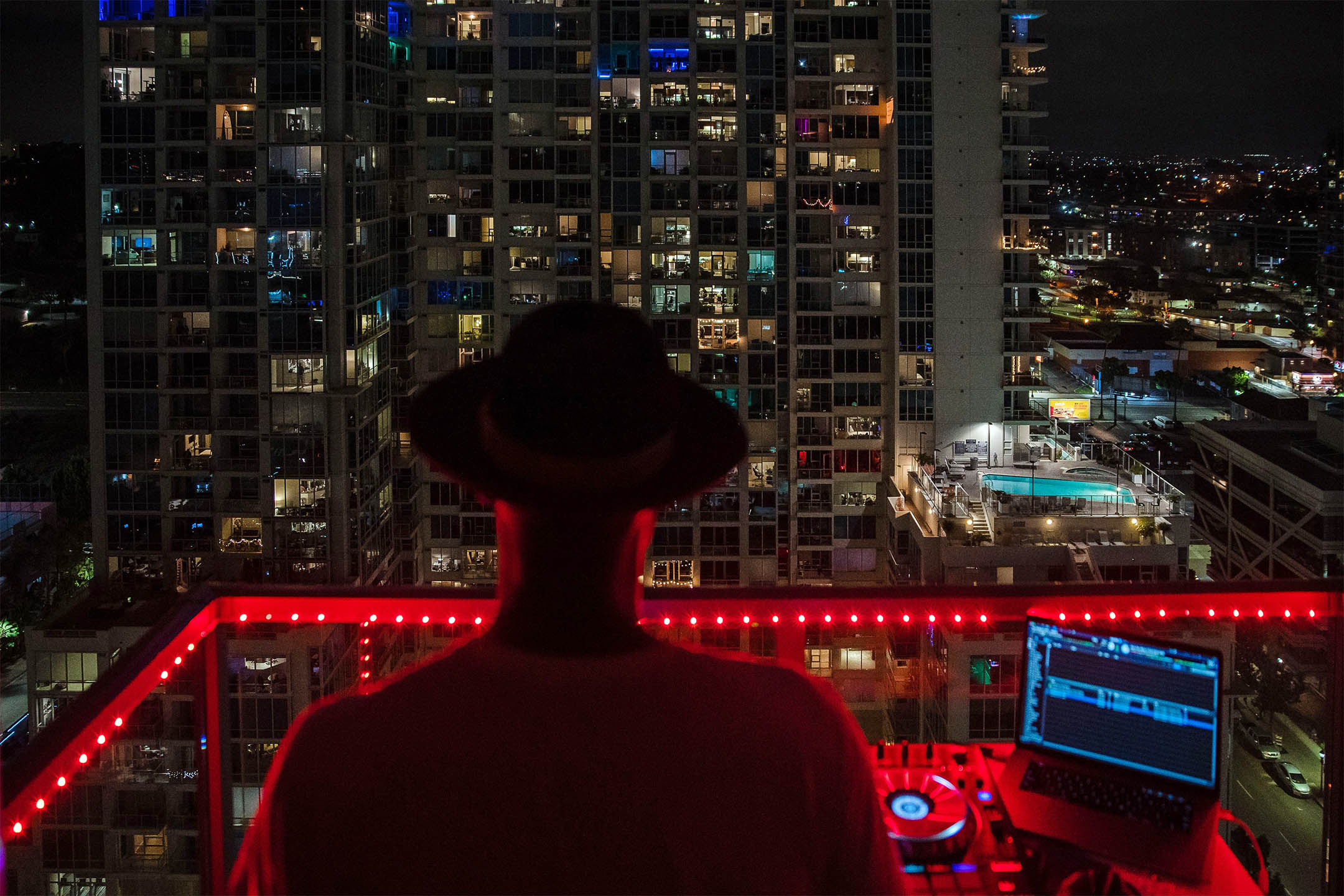 2020年4月11日,诺埃尔·布兰登又名DJ Iamnoel,在加州圣地亚哥市中心的阳台上打碟,鼓励因2019冠状病毒而受到隔离的人。