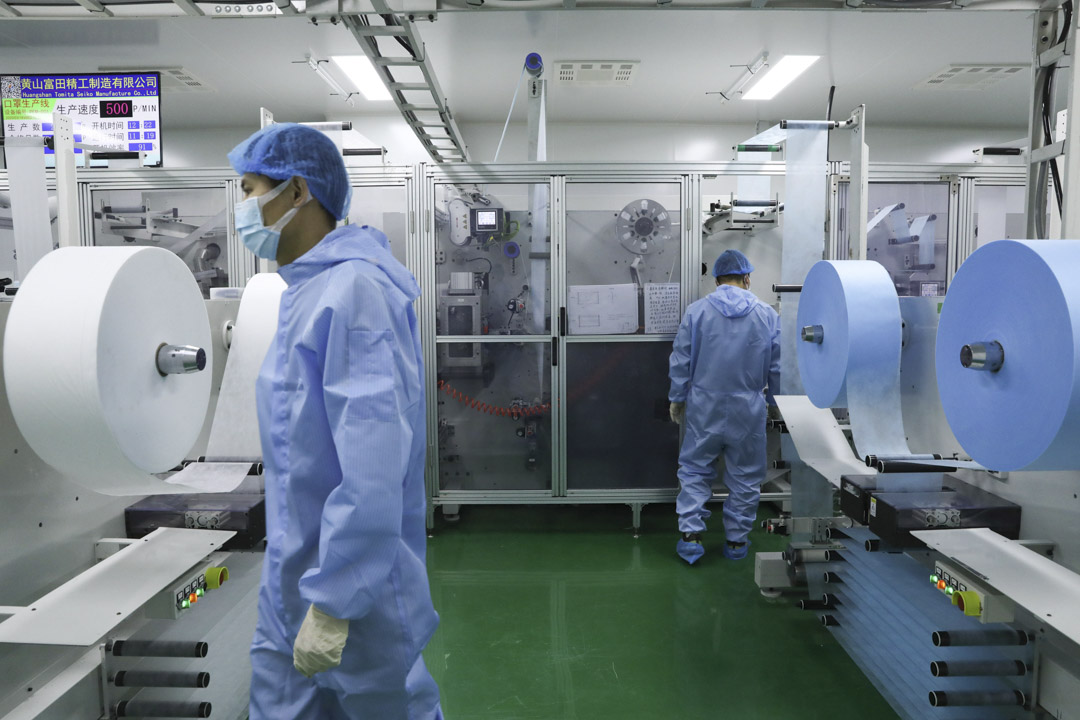 2020年3月18日中國北京,工人在一家口罩工廠內工作。